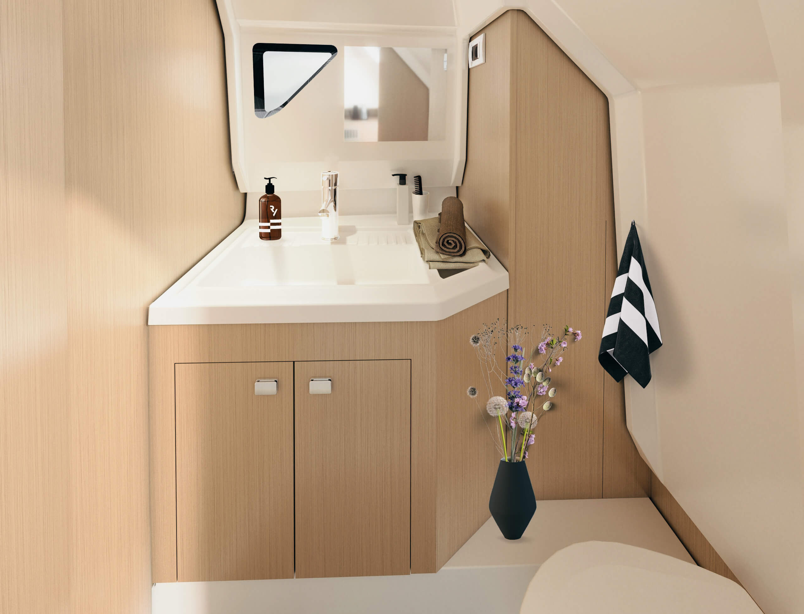 La salle de bain confortable offre une grande intimité grâce à un accès séparé sous le pont et à un panneau ouvrant.