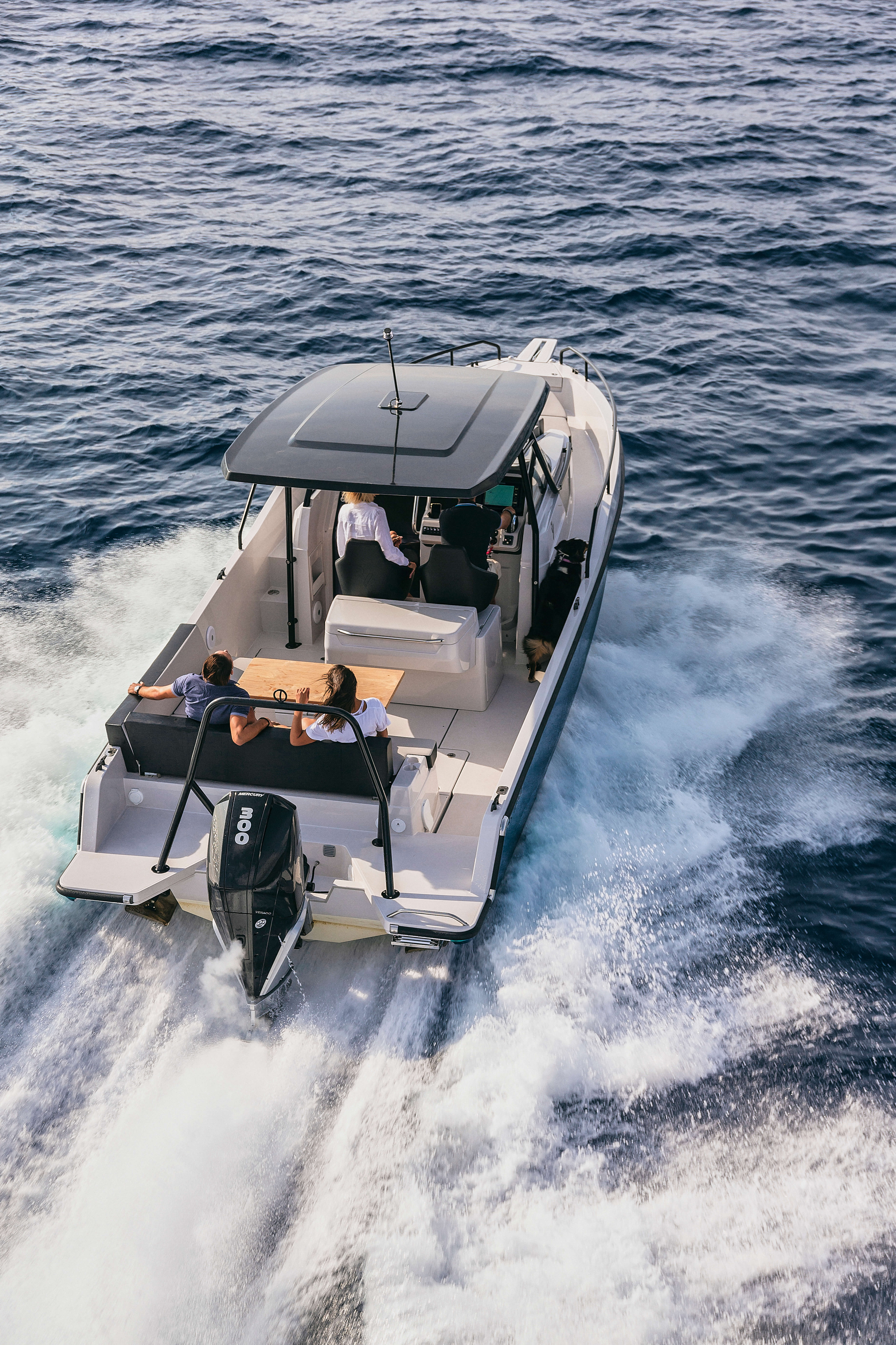 Avec 8 cylindres et jusqu'à 350 CV, rien ne s'oppose à une aventure rapide au large des côtes !