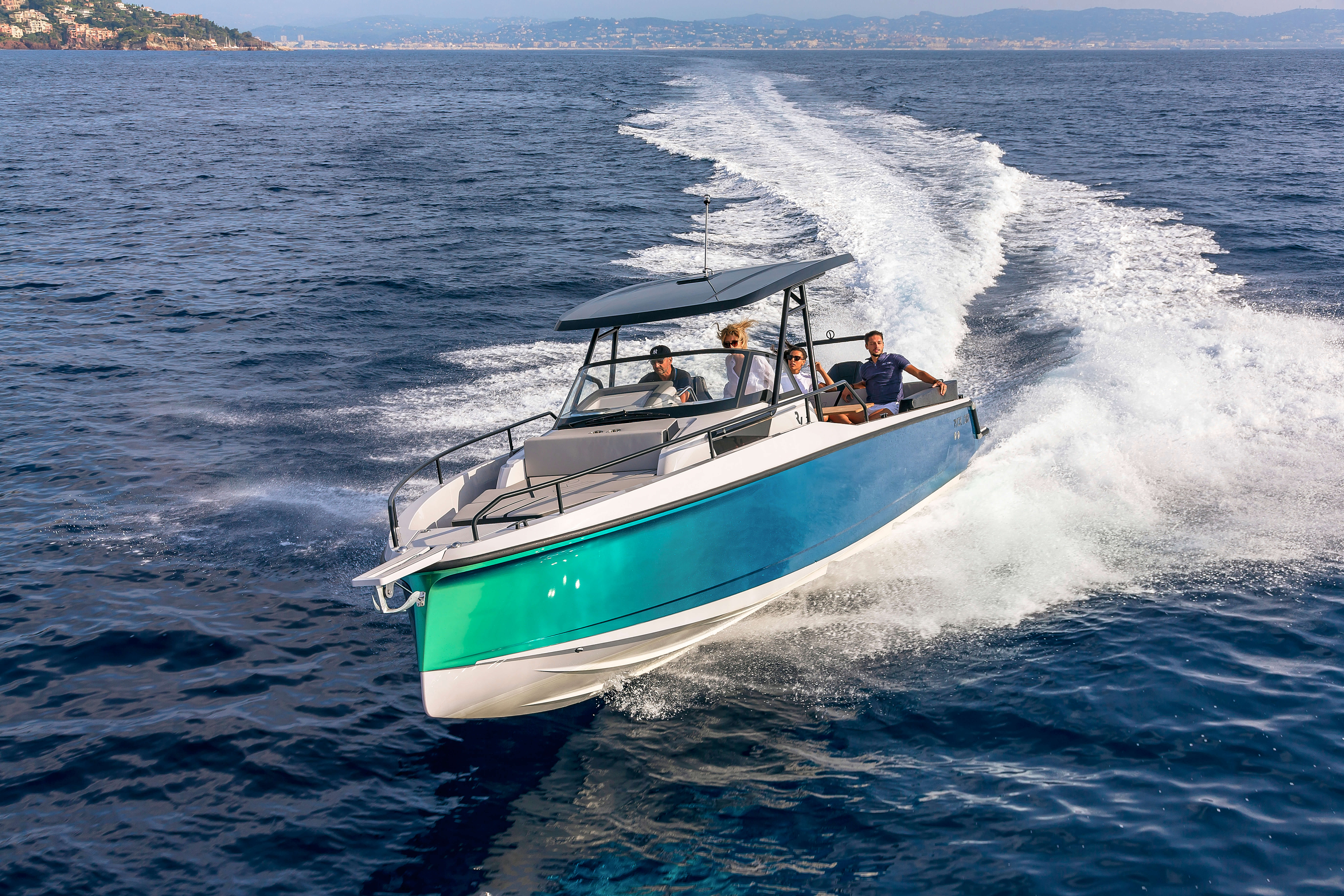 Le bastingage et le franc-bord élevé garantissent la sécurité et le confort de tous les membres de l'équipage.