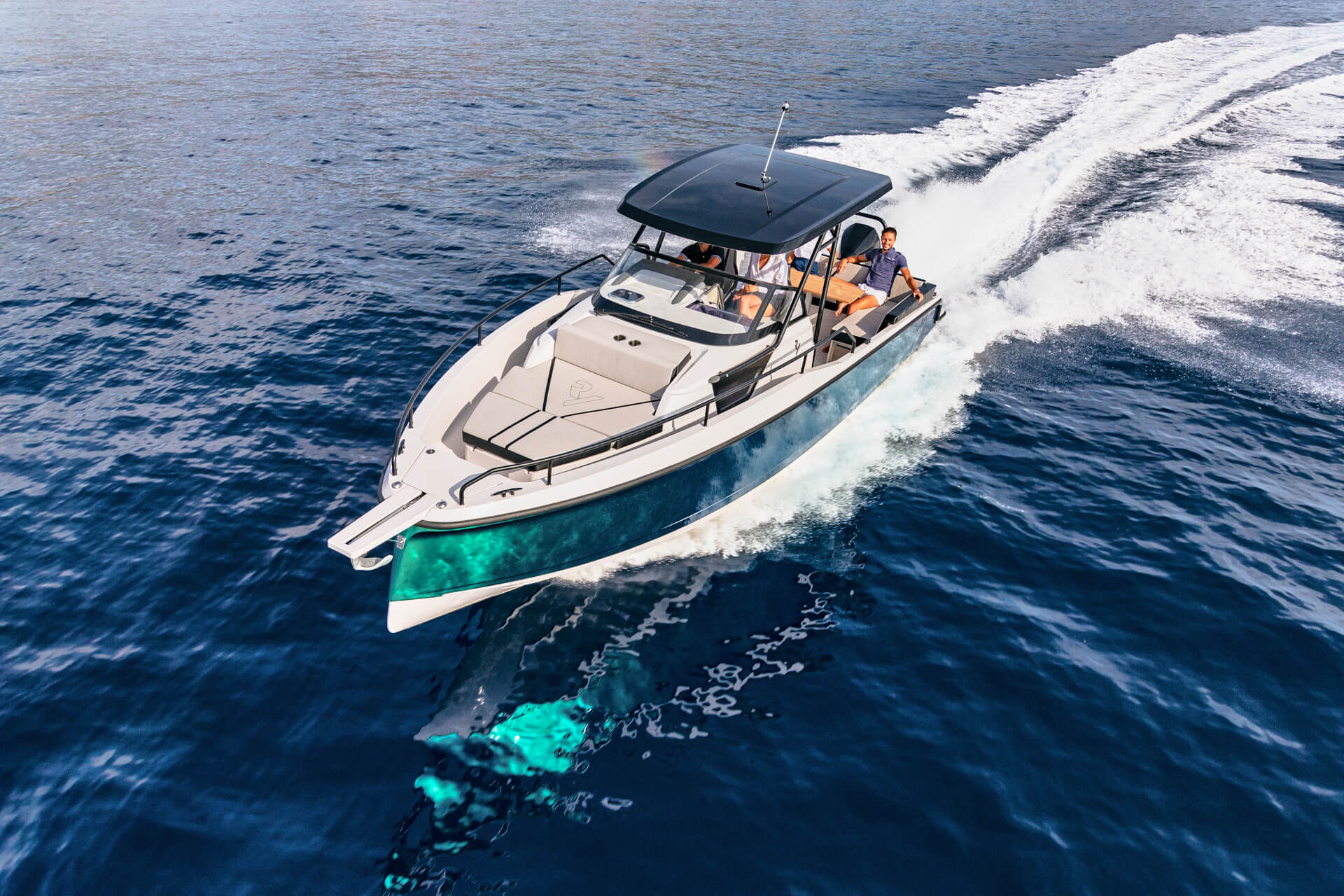 Le guindeau électrique avec bras d'ancre et télécommande rend le mouillage facile et sûr.