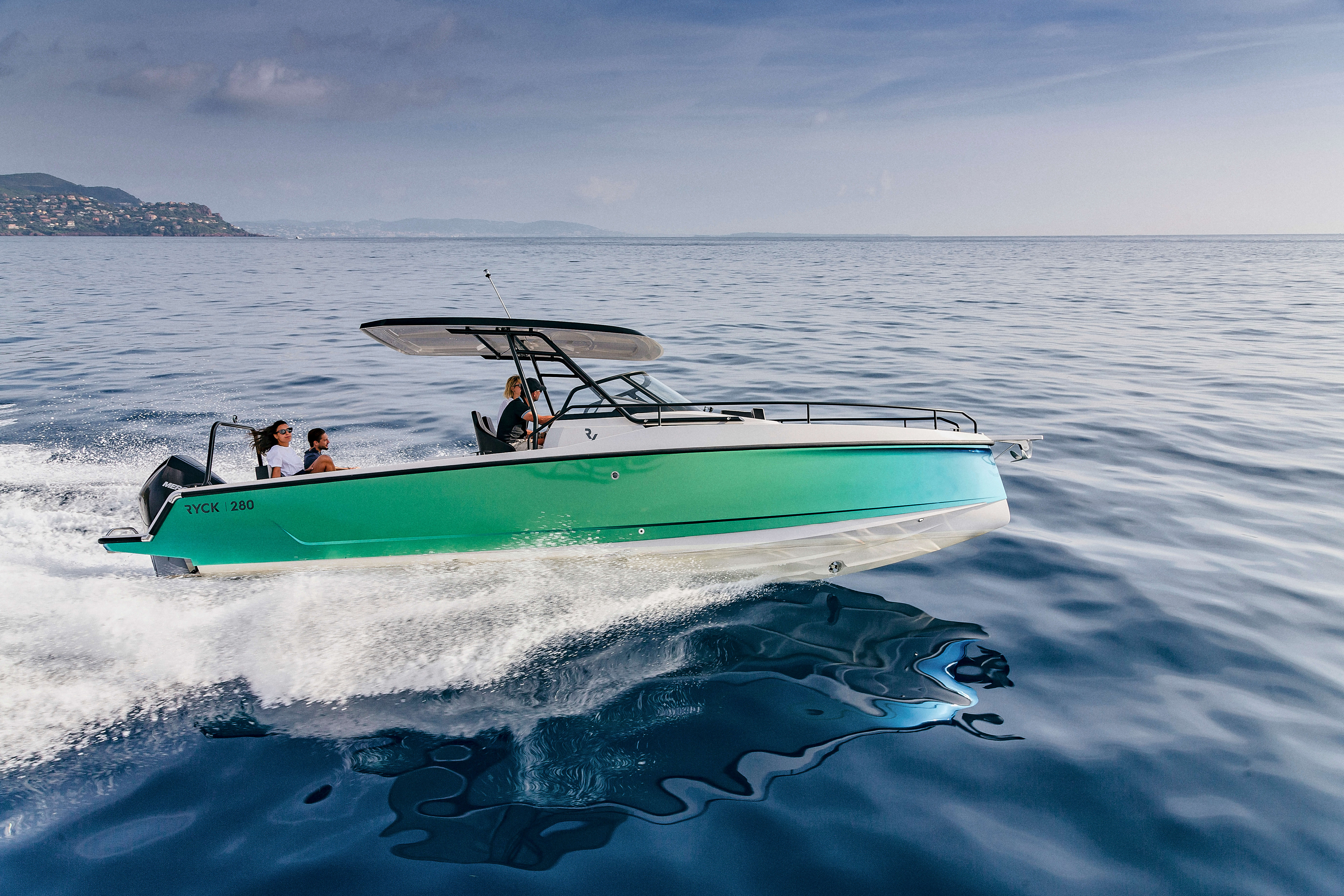 Le pont stable en PRV convainc par des éléments de design exceptionnels tels que l'éclairage d'ambiance et le T-top dans votre couleur préférée.