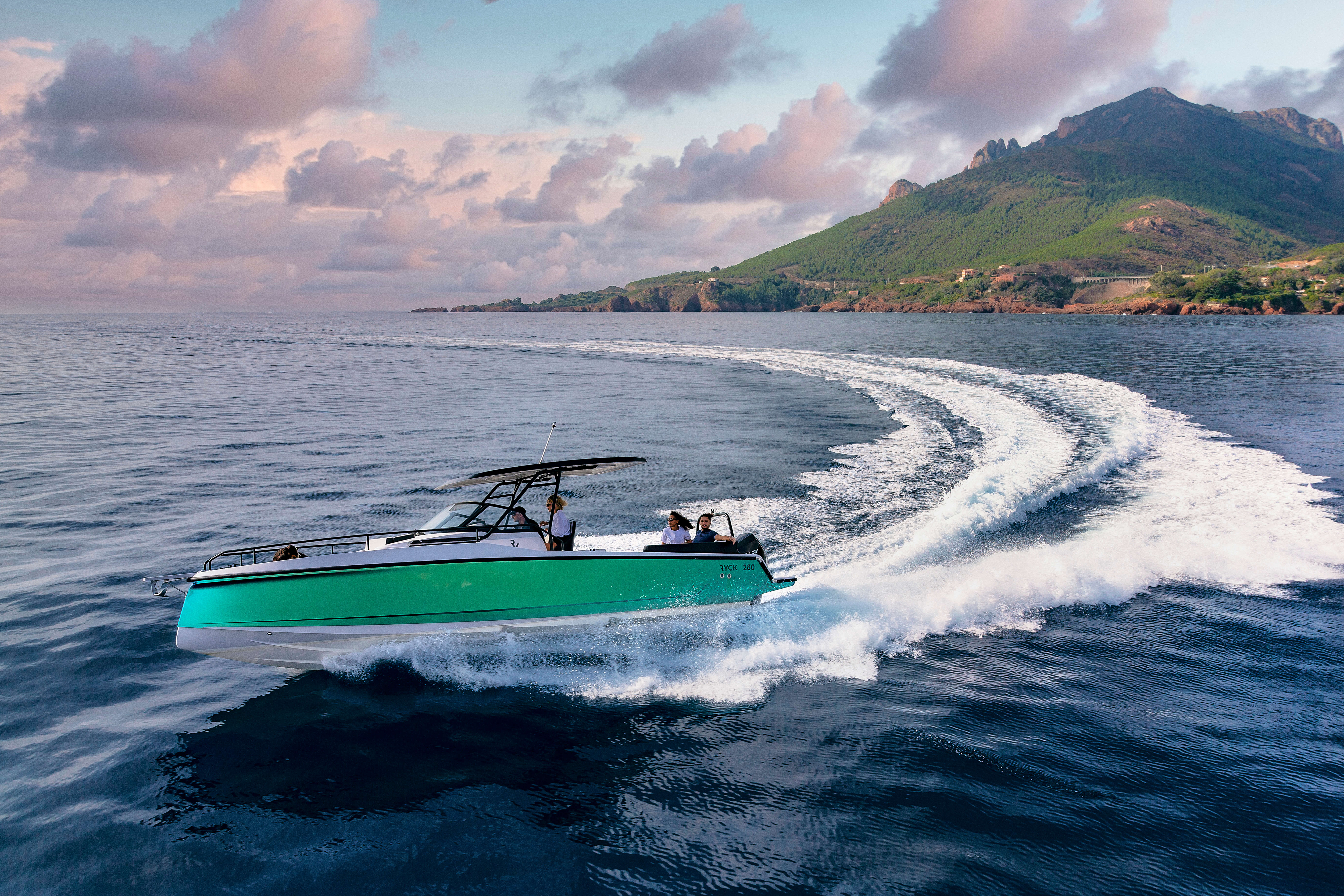 Un véritable accroche-regard dans chaque port ! Concevez votre RYCK 280 individuellement - avec des matériaux et des couleurs selon vos souhaits.