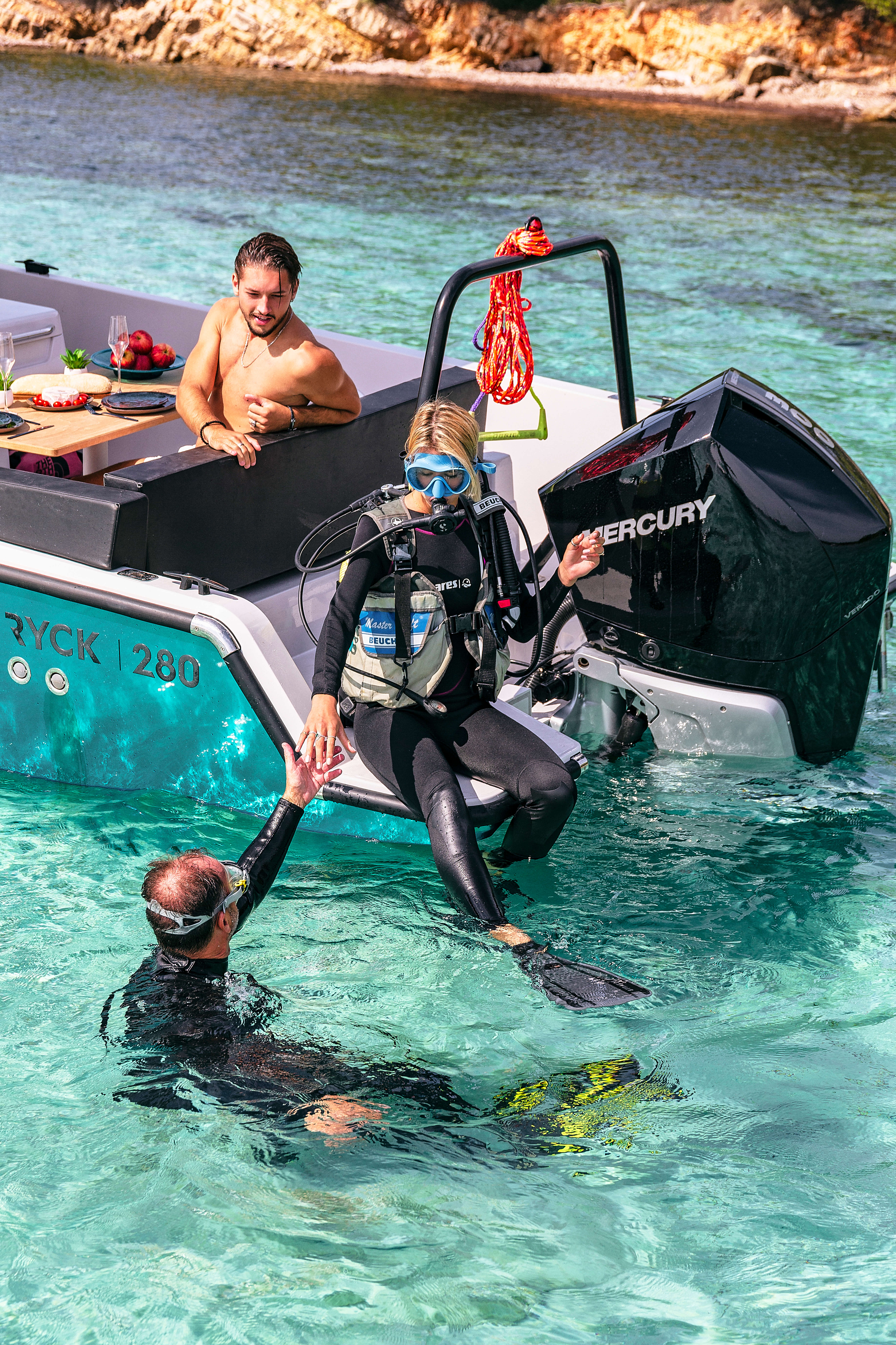 La plate-forme de bain confortable permet d'accéder facilement à toutes les aventures sous-marines.