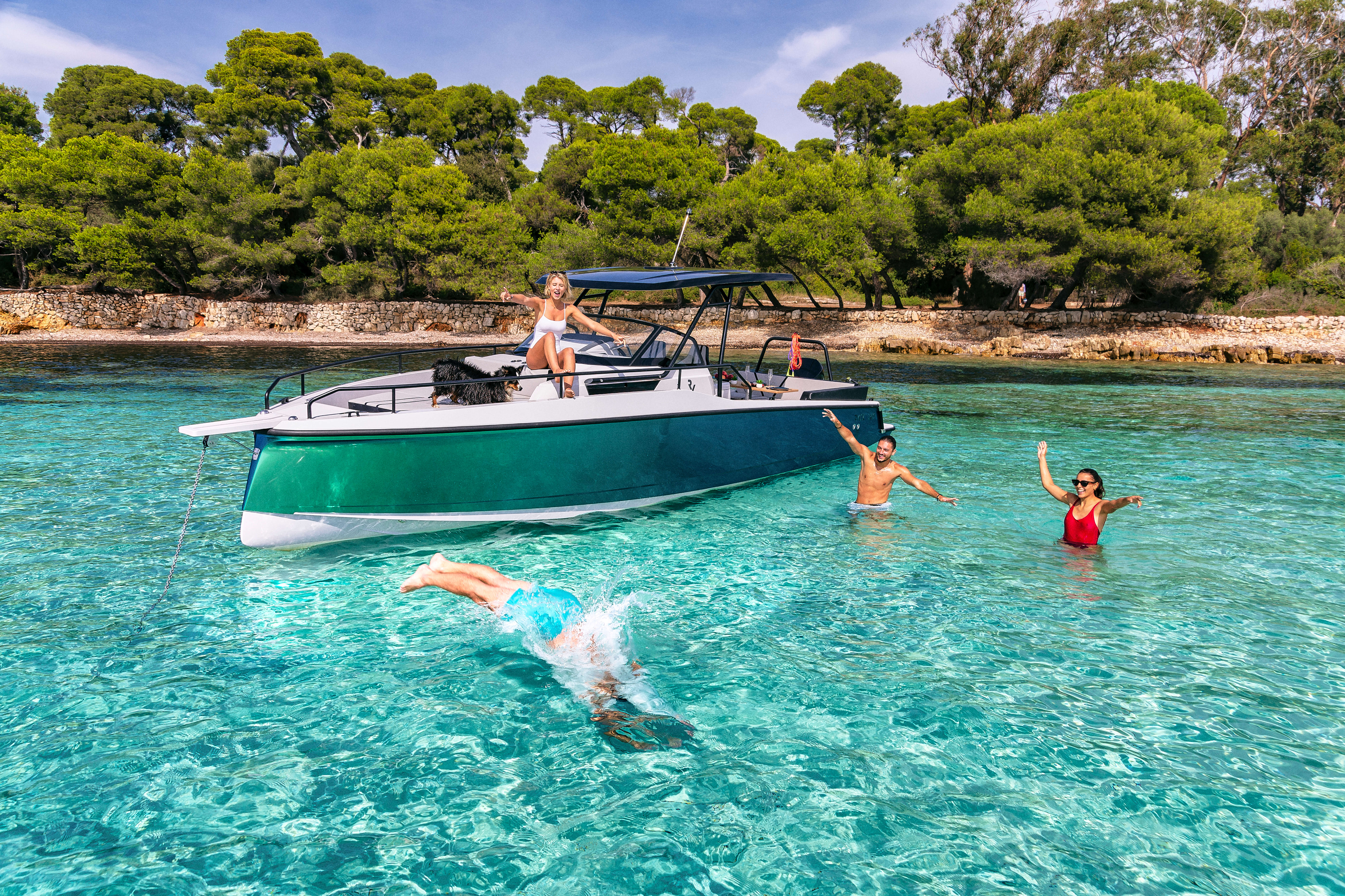 Rien ne s'oppose au plaisir de la baignade. Grâce à la petite plate-forme de bain avec douche et échelle, il est très facile de plonger dans l'eau fraîche.