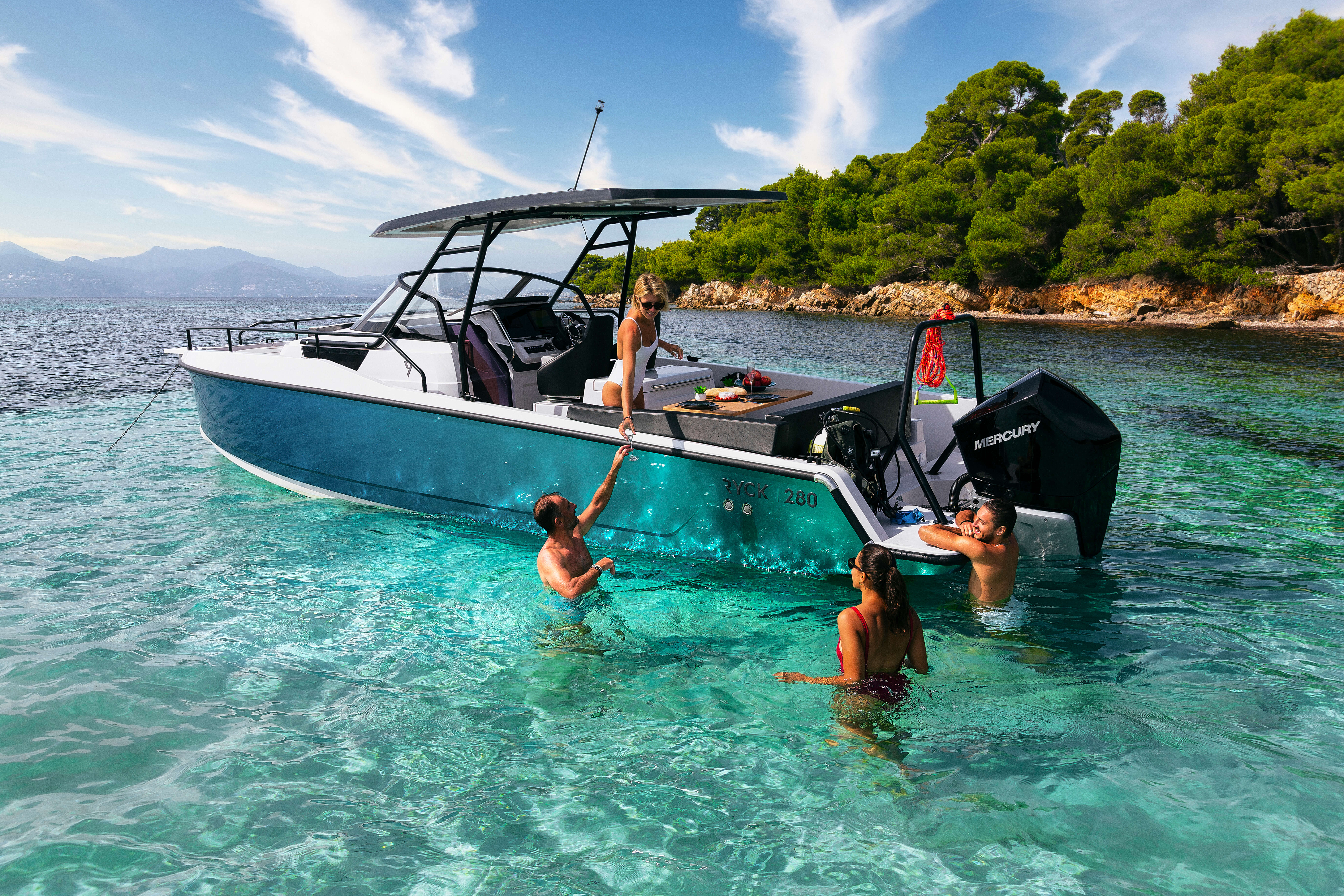 Grâce aux treuils électriques, l'ancrage dans des baies pittoresques est facile et vous pouvez profiter pleinement du soleil et de la mer.