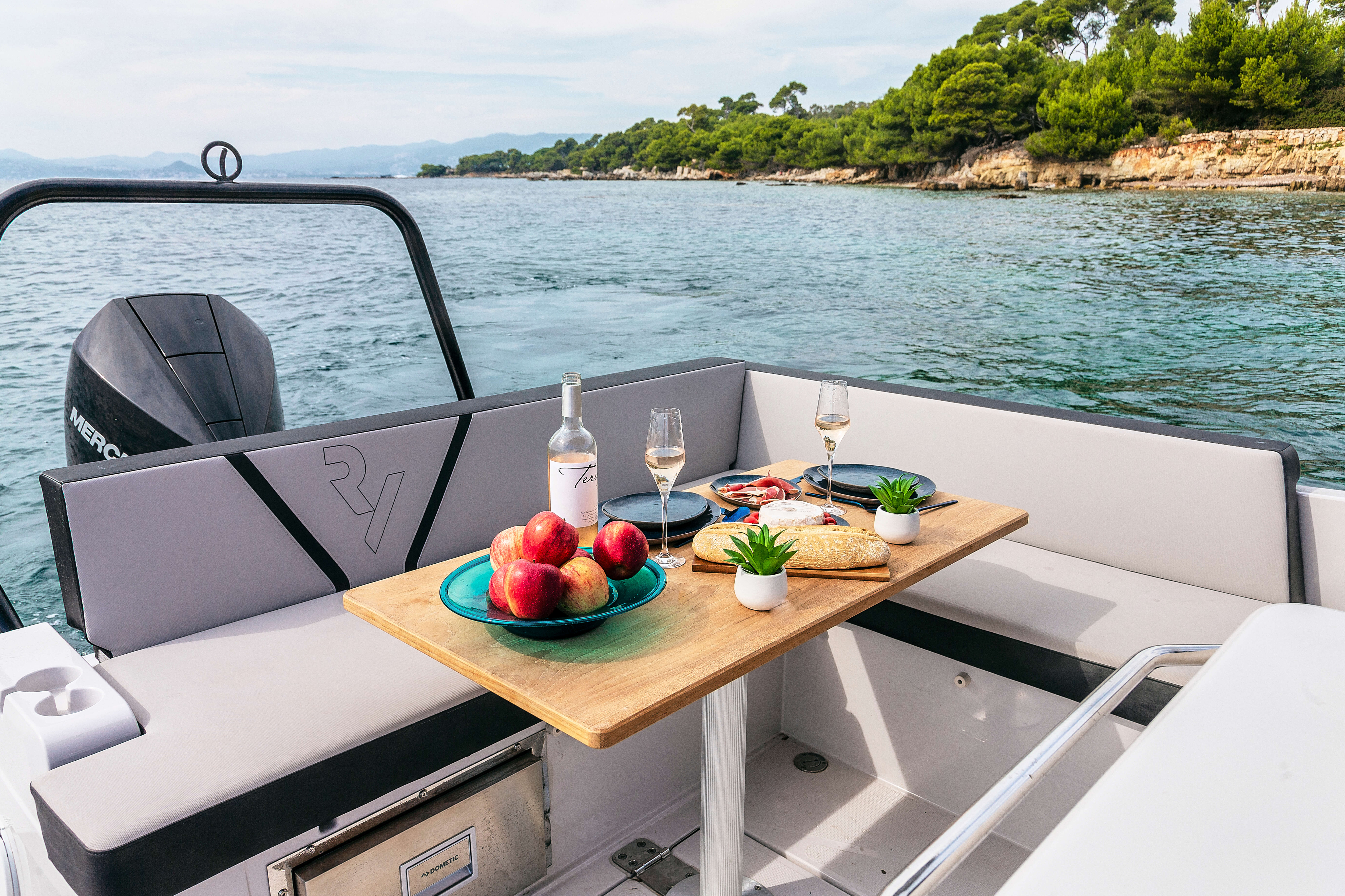 La banquette généreuse en forme de L et la table de cockpit escamotable offrent suffisamment d'espace pour des dîners conviviaux.