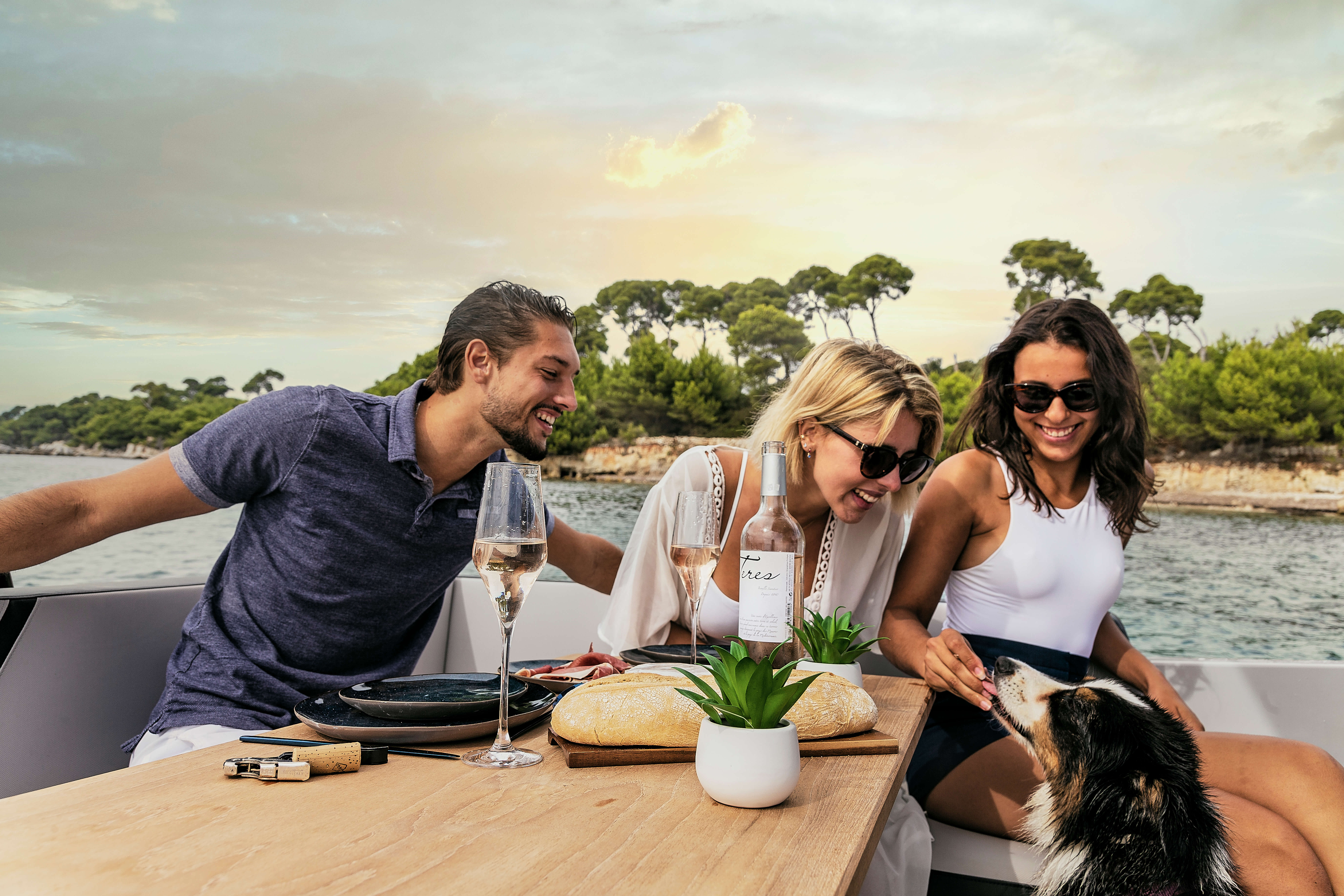 L'endroit idéal pour se réunir le soir sur le pont : le cockpit spacieux.
