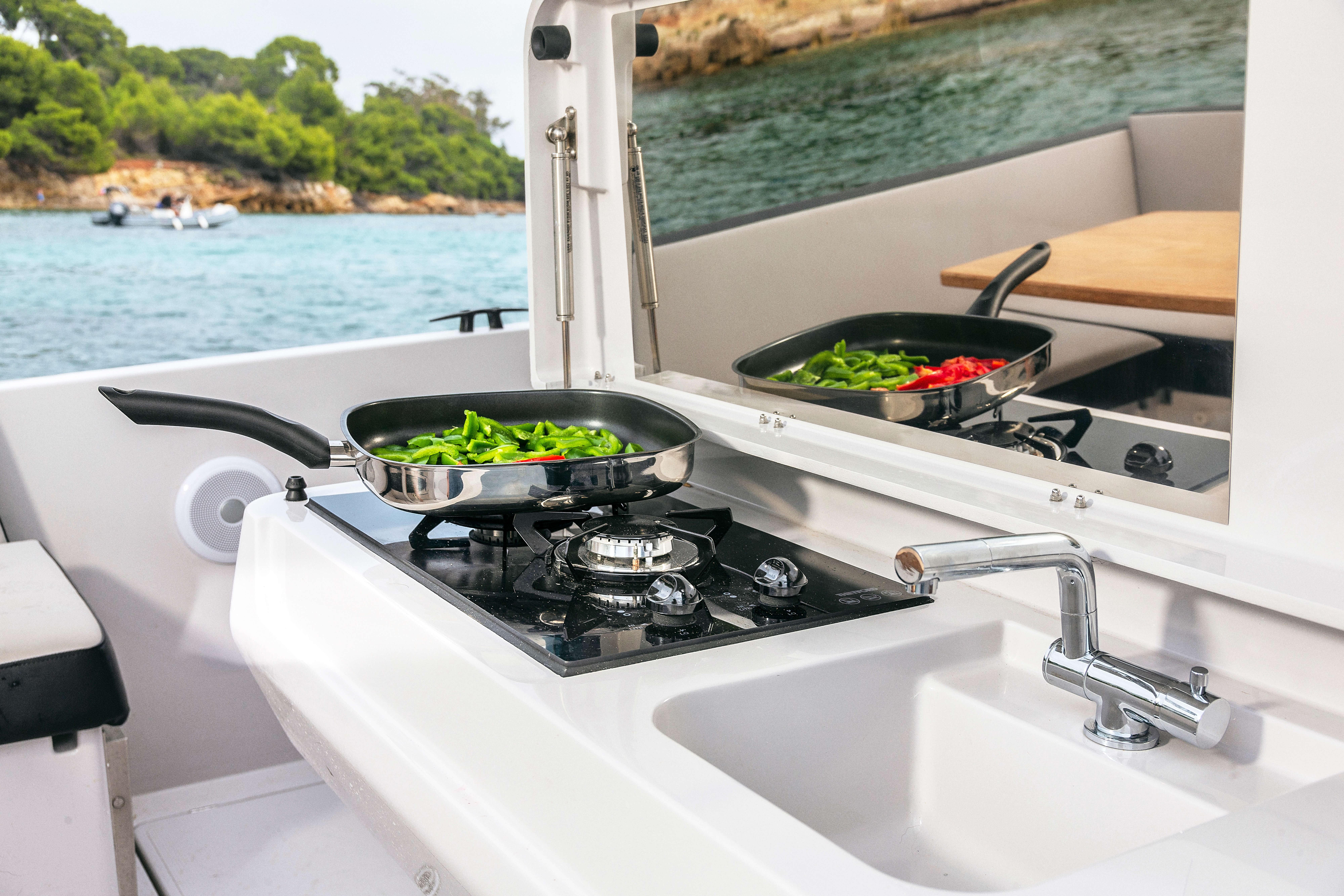 Qu'il s'agisse d'un dîner aux chandelles ou d'un petit encas, la cuisinière à gaz à deux feux vous permet de vous régaler et de régaler vos invités.