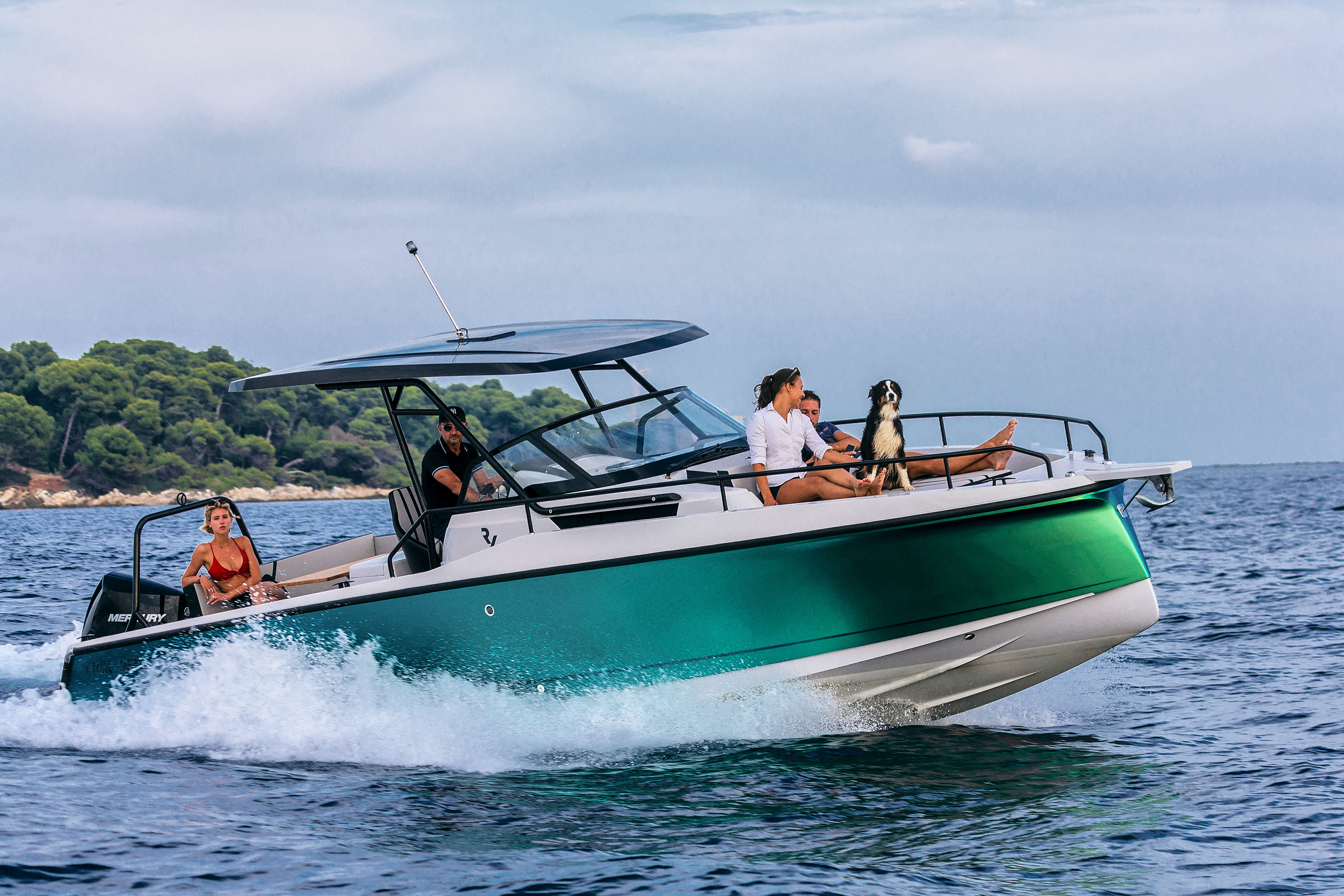 Le puissant moteur hors-bord, qui développe jusqu'à 350 CV, vous amène rapidement au mouillage parfait.