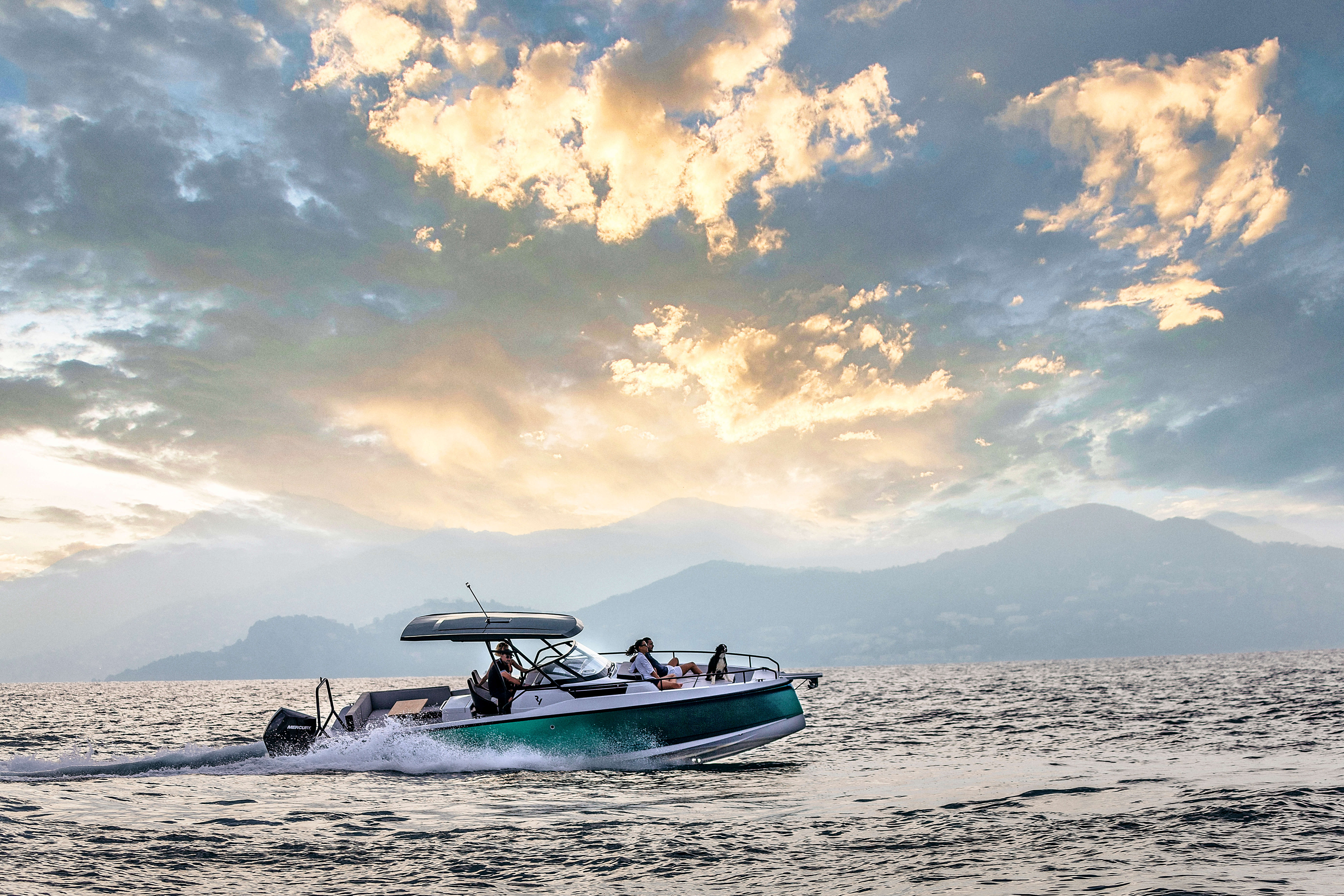 La coque à double échelons assure une vitesse supplémentaire avec moins de résistance et plus de portance.