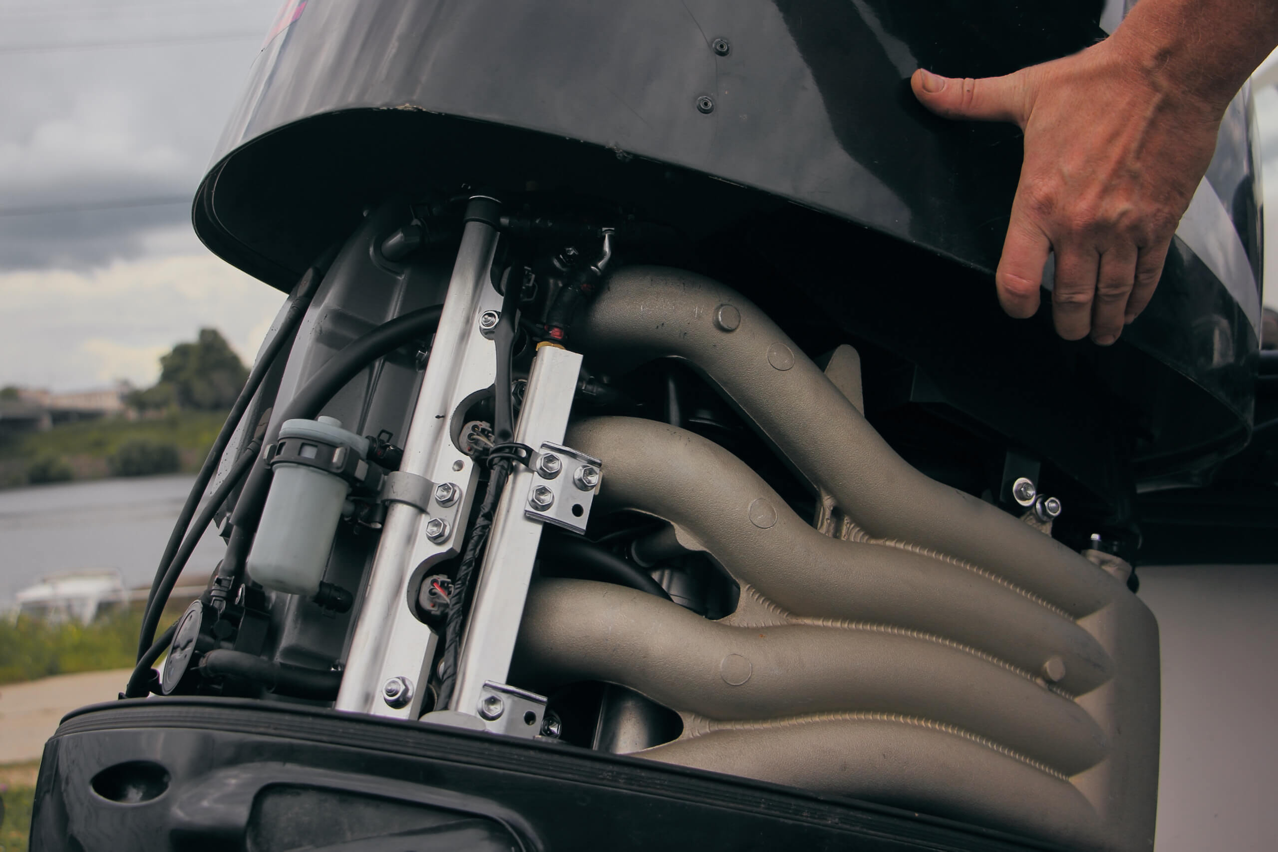 Подвесной двигатель скоростного катера